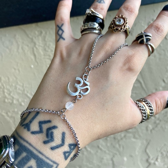 Hand piece om sign & clear quartz slave bracelet - Picture 8 of 10